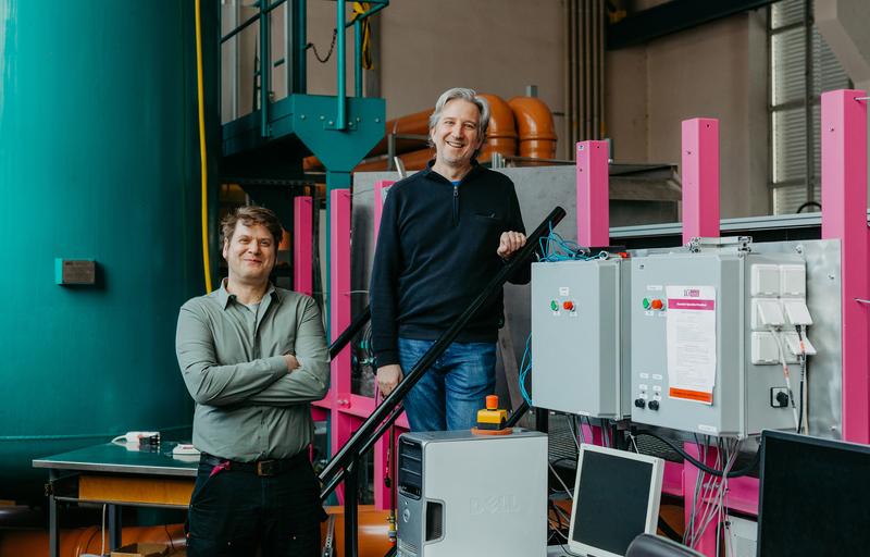 Dr. Stefan Hoerner (li.) und Prof. Dr. Roberto Leidhold (re.) am Wasserkanal des Instituts für Thermodynamik und Strömungsdynamik der Universität Magdeburg