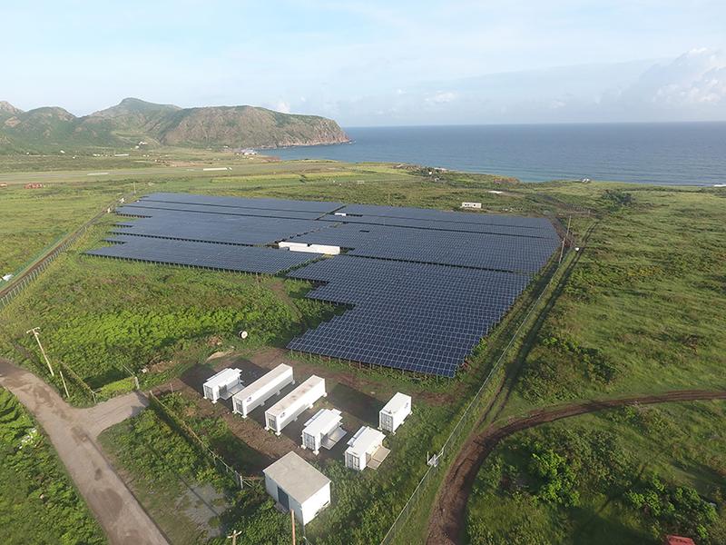 Die Insel St. Eustatius kann mithilfe eines PV-Hybridsystems bis zu 30 % der bisher verwendeten fossilen Brennstoffe einsparen. 