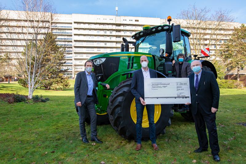 Ralf Lenge (links), Tilmann Köller und Professor Dr. Michael Manns (rechts) mit dem Spendenscheck und Dr. Eckhard Schenke.