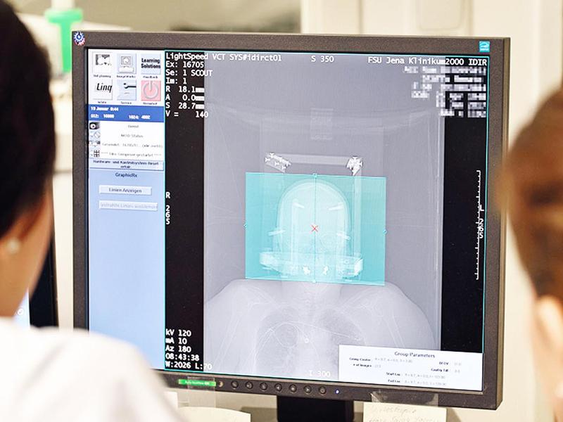 Kontrolle der Tiefen Hirnstimulation bei einem Patienten mit Morbus Parkinson. 