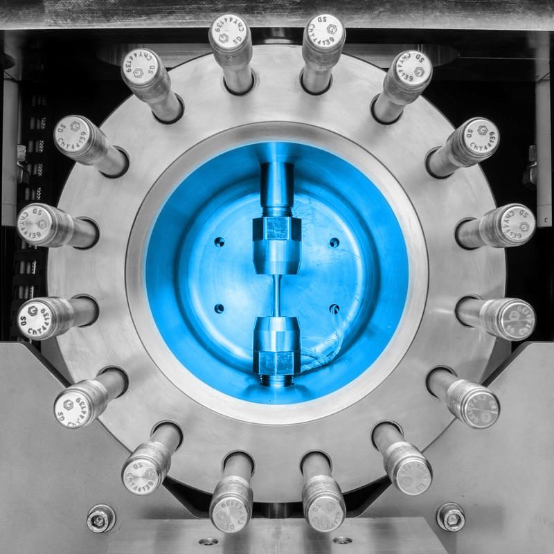 Innenansicht des Prüfsystems, mit dem die Einsatzbedingungen des Werkstoffs unter Wasserstoffatmosphäre simuliert werden können. 