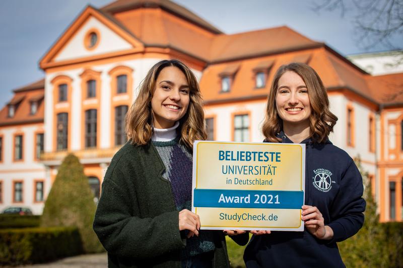 Sara und Anna studieren an der KU für das Lehramt an Gymnasien und wohnen gemeinsam in einer WG. Sie freuen sich über die Auszeichnung für die KU.