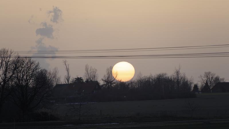 Der Saharastaub sorgte dafür, dass die Sonne am 23.2.20 eher blass unterging. Der Farbverlauf von weiß nach gelb deutet darauf hin, dass sich in der untersten Luftschicht Saharastaub mit kleineren Partikeln aus der Luftverschmutzung mischt. 