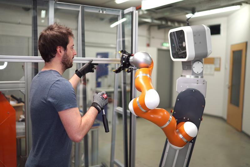 Intelligente, mobile Assistenzroboter könnten nicht nur der Industrie neue Produktionsmethoden ermöglichen. 