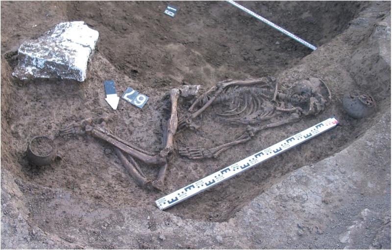 Das freigelegte Grab des Mannes aus dem nordkaukasischen Vorgebirge. Zu erkennen ist auch die verheilte Verletzung des rechten Oberschenkels. 