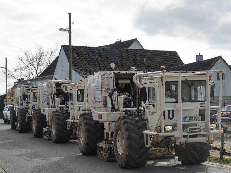 Die Vibro-Trucks verfügen über eine Rüttelplatte, die Schwingungen mit Frequenzen von einigen Hertz in den Untergrund abgeben können. 