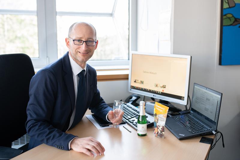 Prof. Dieter Rautenbach, Vizepräsident für Karriere der Uni Ulm, stieß mit den aktuellen und früheren Deutschlandstipendiatinnen und -stipendiaten virtuell auf das Jubiläum an