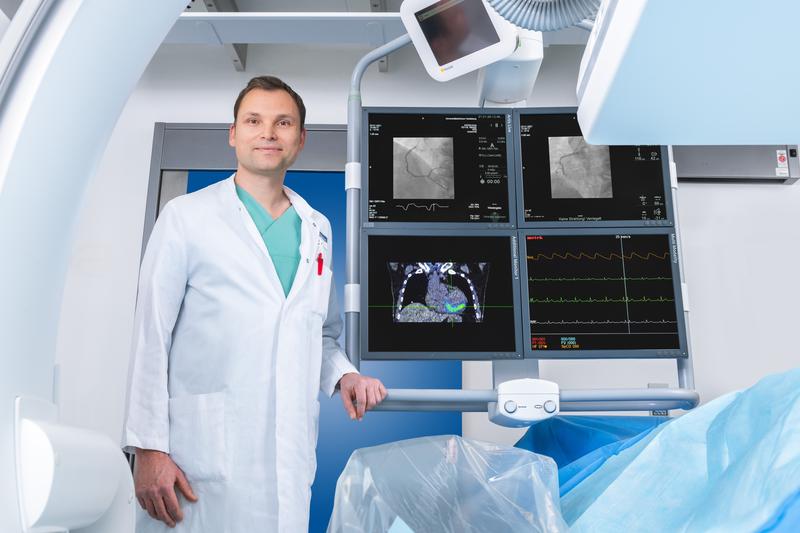 Prof. Dr. Florian Leuschner im Herzkatheter-Labor, wo bei Herzinfarkt-Patienten verschlossene Herzkranzgefäße mit Hilfe von Stents geöffnet und die Durchblutung des Herzens wiederhergestellt wird. 