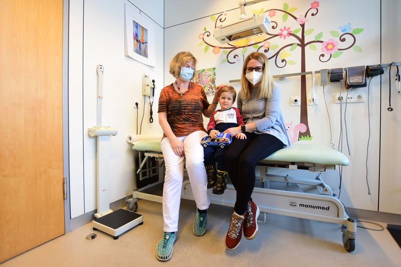 Dr. Andrea Näke, Leiterin des Kinderdiabeteszentrums am Dresdner Uniklinikum, ihr Patient Daniel und seine Mutter. 