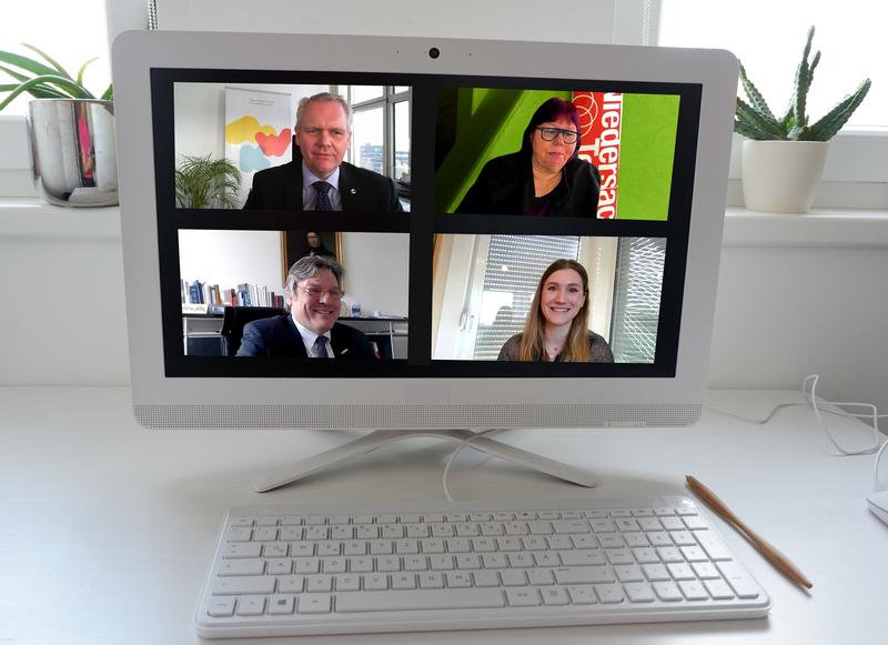 Niedersächsischer Wissenschaftsminister Björn Thümler (oben links), Programmleiterin Prof. Barbara Schwarze (oben rechts) und Vorsitzender der Landeshochschulkonferenz Prof. Joachim Schachtner und Moderatorin Julia Graw gratulierten den Technikantinnen.