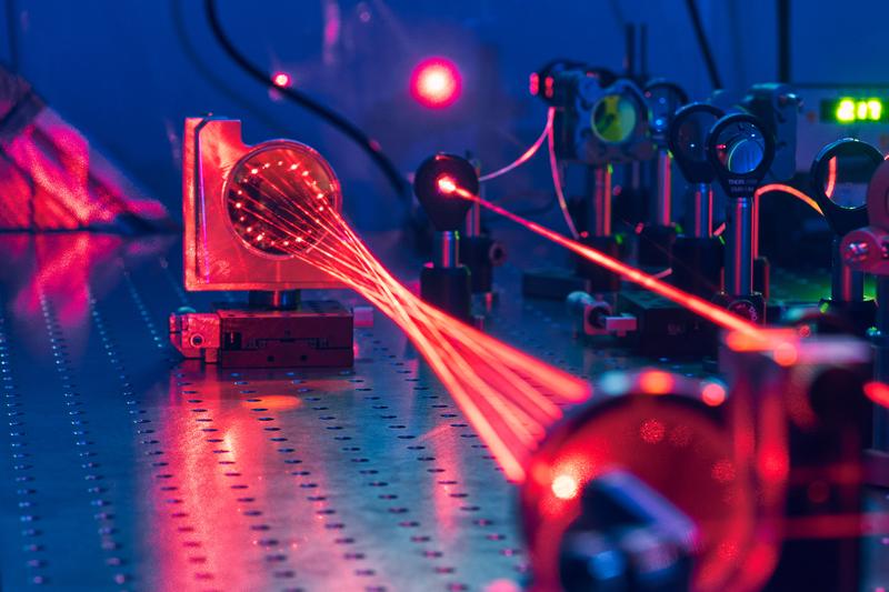 An der Professur für Lasertechnologie und Spektroskopie wird neue Technologie für Ultrakurzpulslaser entwickelt
