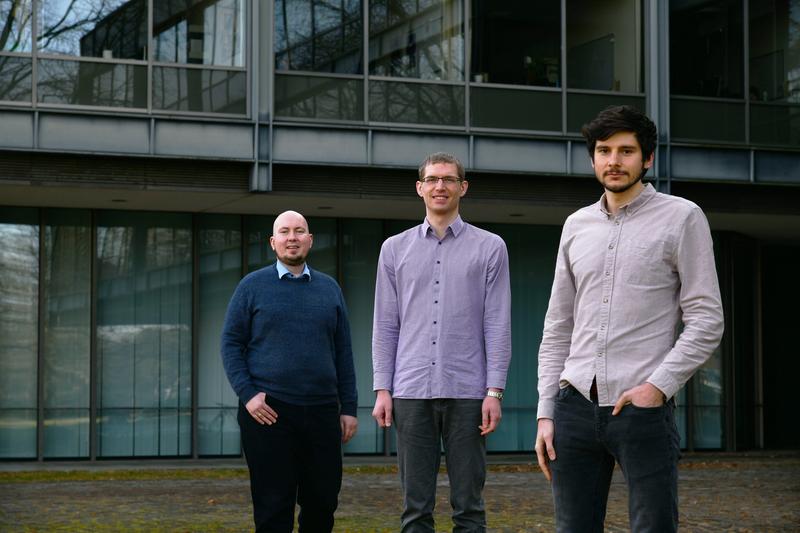 Kilian Fritsch, M. Sc., Dr. Jürgen Raab und Christian Franke, M. Sc., entwickeln neue Laser für die Biowissenschaften