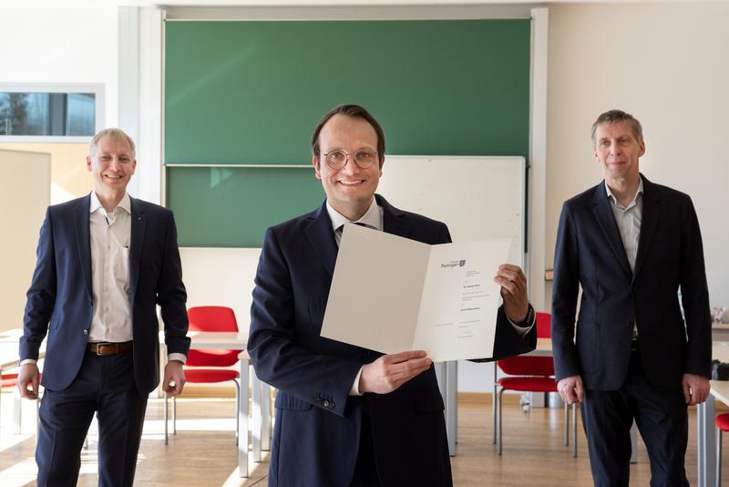 Ernennung von Florian Puch zum Universitätsprofessor an der TU Ilmenau (v.l.n.r.: Benjamin Redlingshöfer, Direktor TITK Rudolstadt, Prof. Florian Puch, Prof. Kai-Uwe Sattler, Präsident TU Ilmenau) 