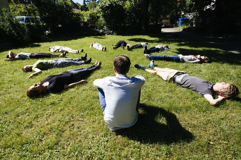 Body Scan mit Studierenden: Prof. Dr. Andreas de Bruin bietet mit dem Münchner Modell Achtsamkeit und Meditation als bewertete Seminarleistung an