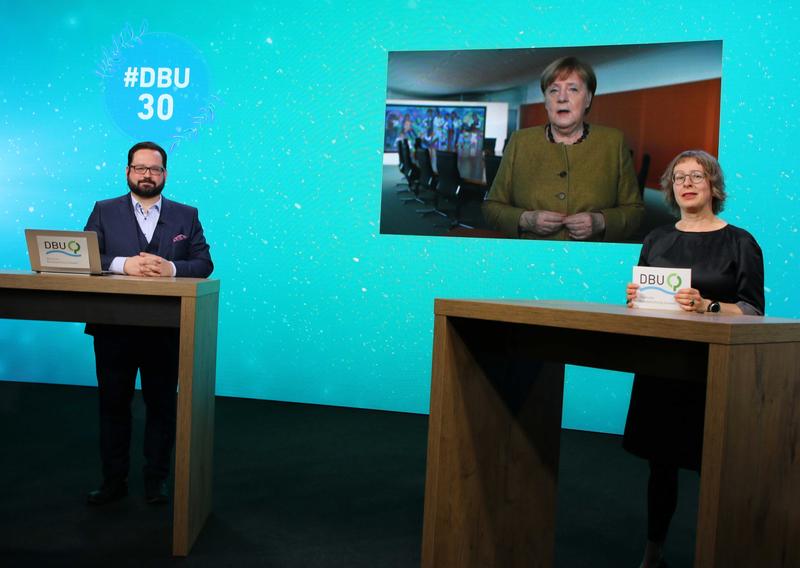 Grußwort: Bundeskanzlerin Angela Merkel (Mitte) würdigte die Arbeit der Deutschen Bundesstiftung Umwelt (DBU) beim digitalen Festakt zum 30-jährigen Bestehen der Stiftung.