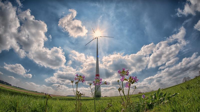 Windrad | Sonne | Sonnenstrahlen | Wolken | Gegenlicht