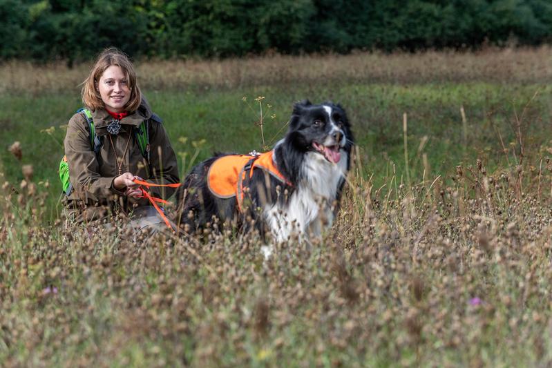 Annegret Grimm-Seyfarth mit Artenspürhund „Zammy“, einem Border Collie. 