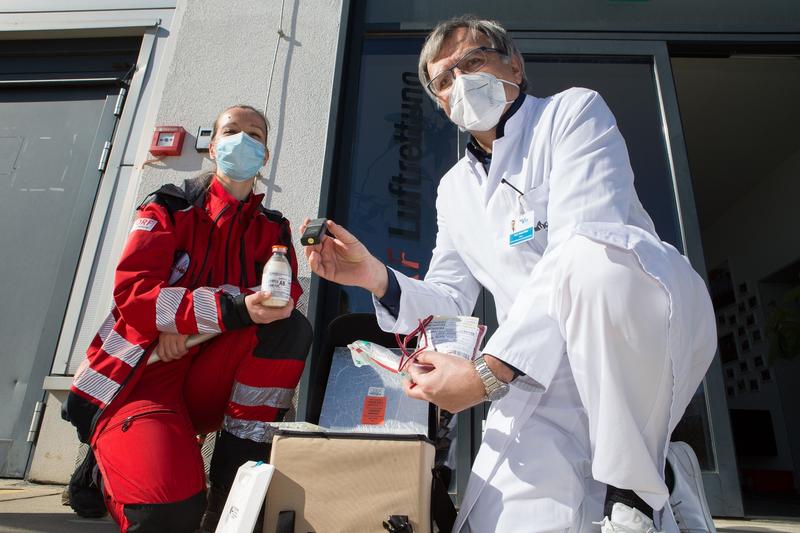 Dr. Katrin Judemann und PD Dr. Robert Offner präsentieren die Box mit den Blut- und Plasmakonserven.