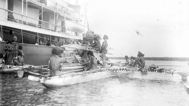 Südsee-Sammlung Obergünzburg, 02793-9, 1909, Komuli / Manus (Admiralitätsinseln), Auslegerkanus mit Männern, von Bord aus fotografiert; Handel zwischen "Sumatra" und Einheimischen