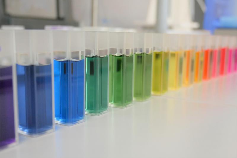 Mit einem Labor-Teststand haben Prof. Dr. Andrea Springer und ihre Mitarbeiter Muster-pH-Wert-Lösungen angesetzt und mit Licht durchstrahlt, um die Farbwerte auf der Gegenseite als Maß für den pH-Wert zu nutzen. 