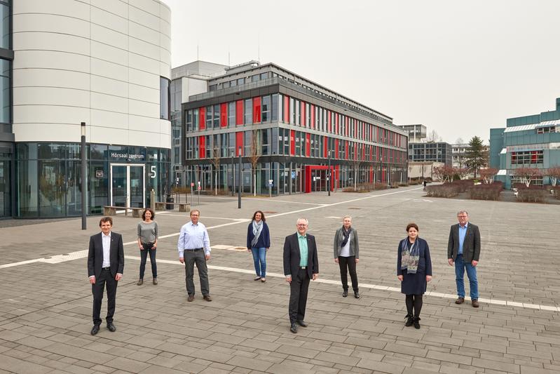 Das künftige Rektorat: (von links) Kanzler Holger Gottschalk, Maren Bennewitz, Klaus Sandmann, Annette Scheersoi, Rektor Michael Hoch, Irmgard Förster, Birgit Münch und Andreas Zimmer.