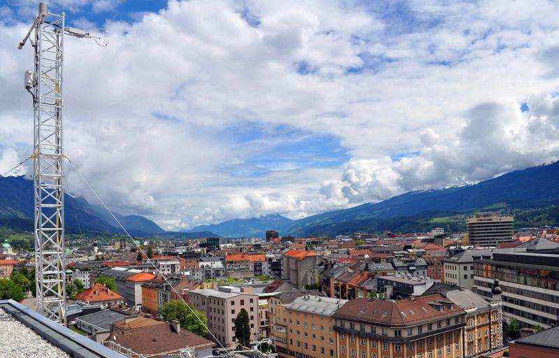 Das Innsbrucker Atmosphärenphysiklabor befindet sich auf dem Dach des Bruno-Sander-Hauses der Universität Innsbruck im Zentrum der Tiroler Landeshauptstadt.