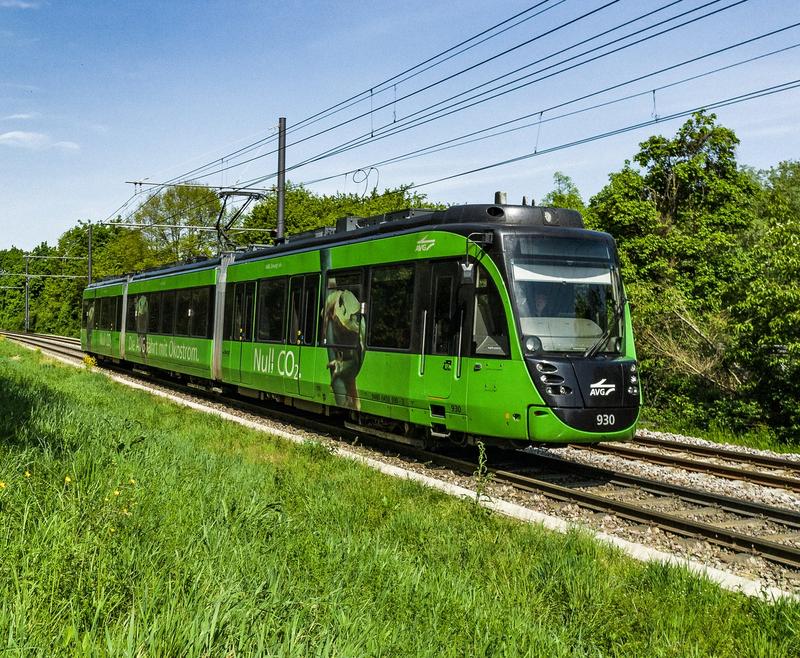 Eine Zweisystemstadtbahn der AVG