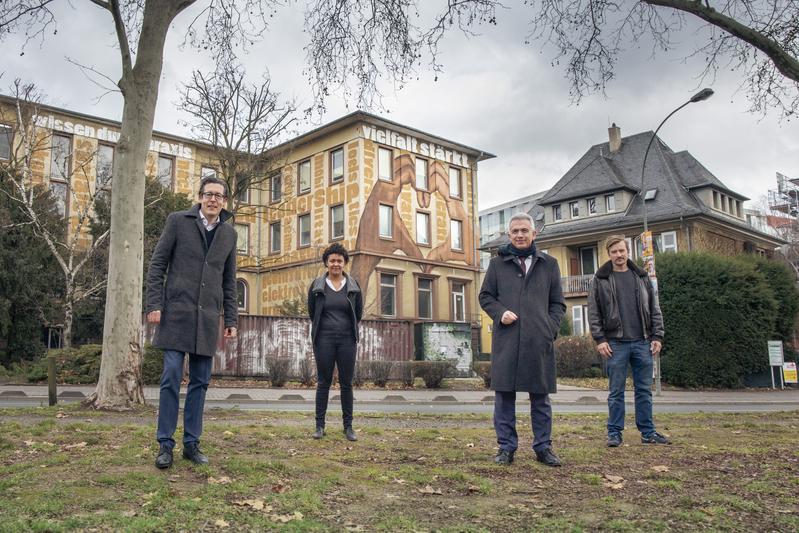 Gratulation vor dem Motiv „Vielfalt stärkt“ auf dem Campus der Frankfurt UAS (v.l.n.r.): Präsident Prof. Dr. Frank E.P. Dievernich, AStA-Vorstand Michele Helms-Brooks, Peter Feldmann, Oberbürgermeister der Stadt Frankfurt am Main, Künstler Philipp Schäfer.