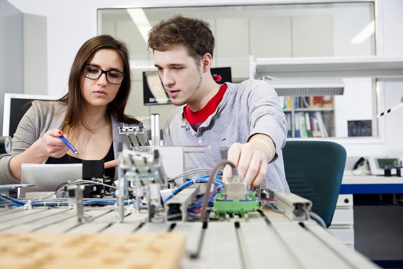 Das duale Studium verknüpft Hochschulstudium und betriebliche Praxis. Vom 15. bis 19. März 2021 lädt die Hochschule für Wirtschaft und Recht Berlin zur Dualen Woche (Online). Unternehmen und Institutionen des Öffentlichen Dienstes stellen sich vor.