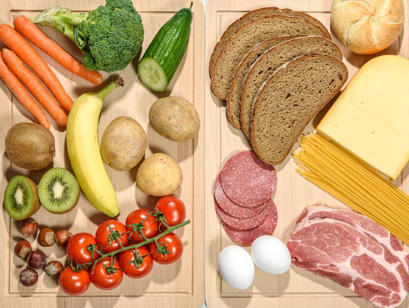  Obst, Gemüse und Nüsse sind Bestandteile einer basischen Ernährung. Viele Fleisch- und Käseprodukte hingegen gehören zu einer sauren Ernährung.
