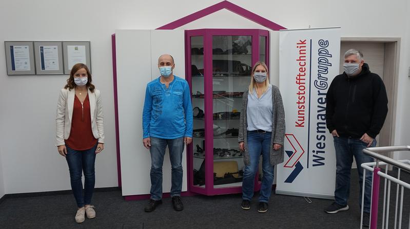 TRIO-Mitarbeiterin Andrea Diepold von der Hochschule Landshut (ganz links) besuchte die Firma Kunststofftechnik Wiesmayer GmbH, um Kooperationsmöglichkeiten mit den TRIO- Hochschulen vorzustellen