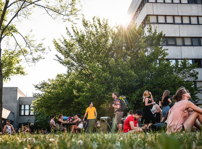 Studierende am Regensburger Campus (aufgenommen im Jahr vor der Corona-Pandemie)