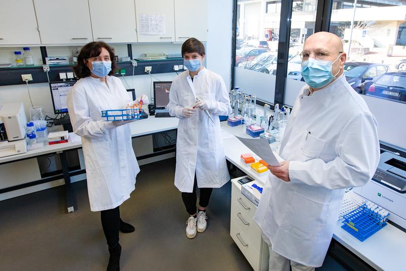 Professor Dr. Britta Eiz-Vesper, Dr. Agnes Bonifacius and Professor Dr. Rainer Blasczyk in a laboratory of the MHH Institute of Transfusion Medicine and Transplant Engineering. 