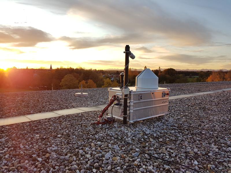 Measuring device of the MUCCnet sensor network set up by Prof. Jia Chen, Chair of Environmental Sensing and Modeling, at the Technical University of Munich on the roof of a building in Taufkirchen.