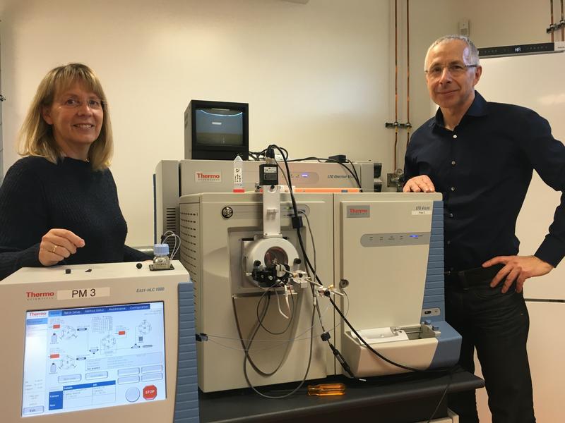 Co-authors Dörte Becher and Thomas Schweder from the University of Greifswald in front of the mass spectrometer used in this study. 