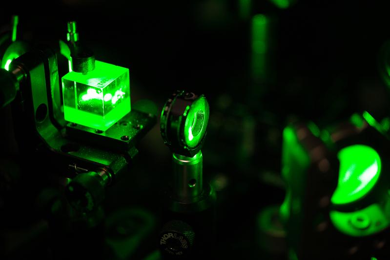 Diamond magnetometer with nitrogen-vacancy defects being optically initialized using green laser light