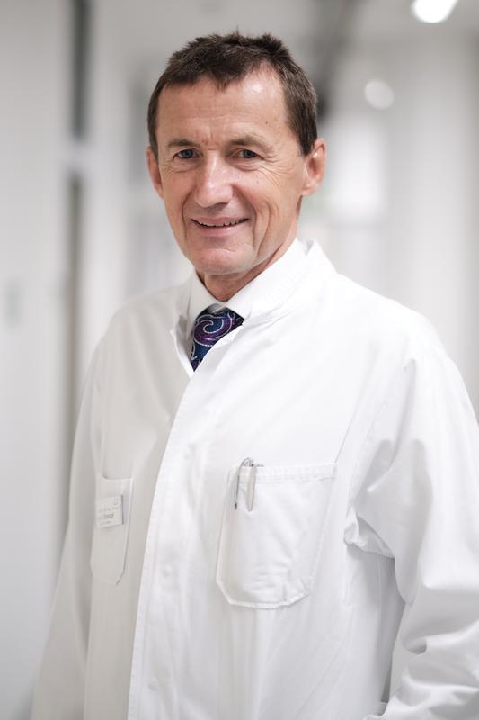 Der weltweit drittgrößte Urologenkongress steht unter der Leitung des amtierenden DGU-Präsidenten Prof. Dr. Dr. h.c. Arnulf Stenzl, Ärztlicher Direktor der Klinik für Urologie, Tübingen, und trägt das Motto „eUrologie“.