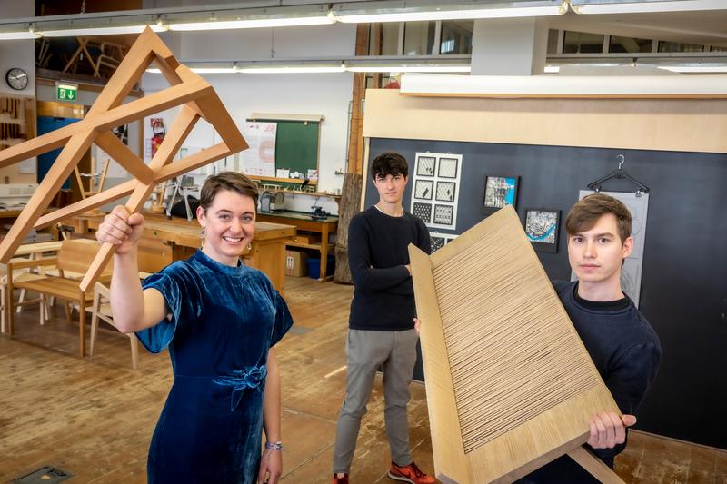 Die Architekturstudierenden Aline Lugner, Lukas Boß und Bernhard Ogrisek (v.l.) verkaufen ihre Werkstücke im neuen StudentsART-Webshop der TU Graz.