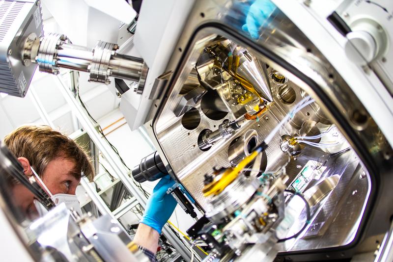 Dr. Sebastian Tacke working at the modified Cryo-FIB Aquilos (ThermoFisher Scientific).