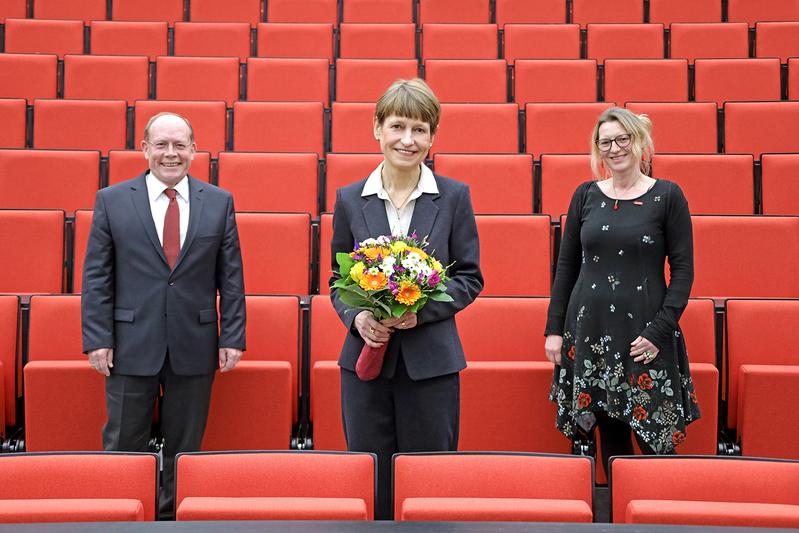 Gratulieren der gewählten Präsidentin Professorin Angela Ittel (Mitte): Professor Lothar Hagebölling und Professorin Katja Koch.