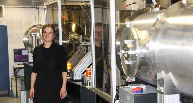 Junior Professor Dr. Anna Schenk at the small-angle X-ray scattering facility of the "Mesoscale Characterization: Scattering Techniques" keylab at the Bavarian Polymer Institute (BPI). 