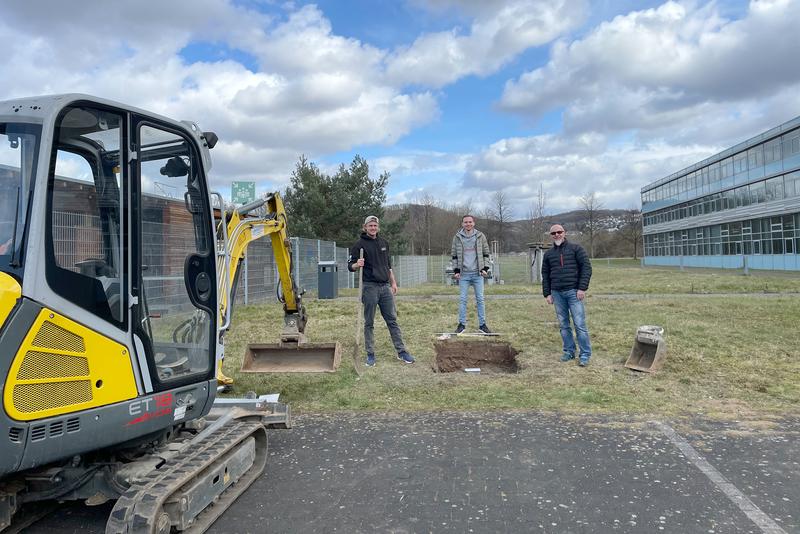 von links nach rechts: Felix Hölscher (AStA-Vorsitzender), Lucas Bolten (StuPa-Präsident) und Holger Dörle (Haustechnik) bei der Installation des Basketballkorbes