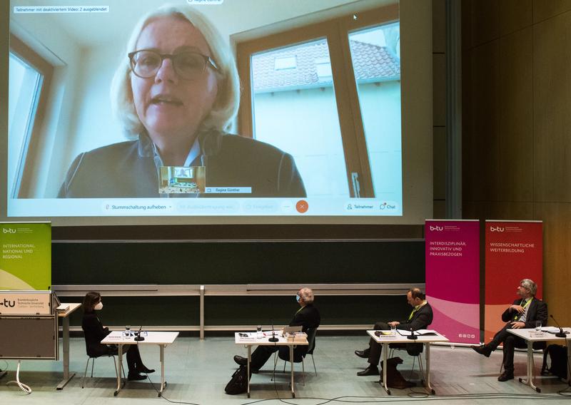 Diskussion der drei Fachministerien, auf dem Podium (v.l.n.r.): BTU-Präsidentin Prof. Gesine Grande, Senatorin Regine Günther (Video-Schalte), Prof. Grünewald und die Minister Wolfram Günther (Sachsen) und Axel Vogel (Brandenburg).