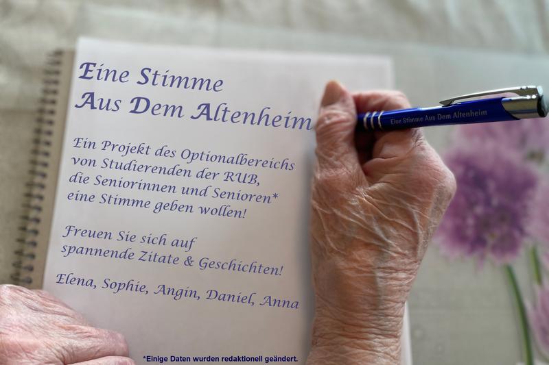 Die Aussagen stammen von rund 50 Bewohnerinnen und Bewohnern aus fünf Alten- und Pflegeheimen in Bochum und Umgebung. Das studentische Team zeigt eine Auswahl der Zitate. Oft halfen Pflegekräfte beim Aufschreiben.