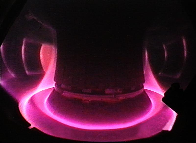 Blick in das Plasma von ASDEX Upgrade. Der Rand des Plasmas wird auf die robusten Divertor-Platten am Boden des Gefäßes gelenkt.