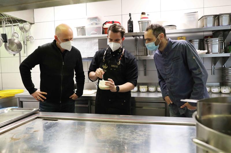 apl. Prof. Dr. Friedrich Longin der Uni Hohenheim, Garbe-Geschäftsführer Marius Tim Schlatter und Bäckermeister und Brotsommelier Steffen Leonhardt begutachten den Teig der Buchweizen-Blinis