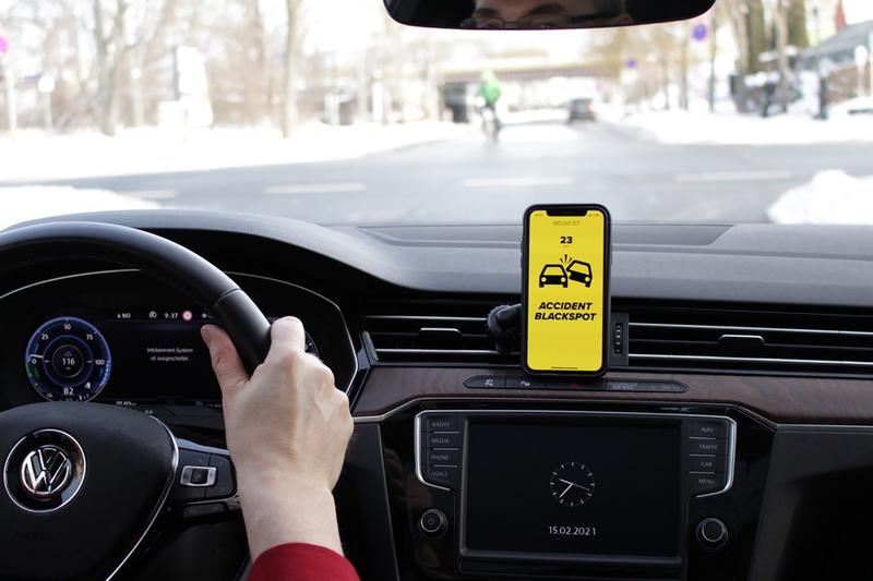 Die App „Carefuldrive“ zeigt mögliche Gefahrenstellen im Straßenverkehr an. 