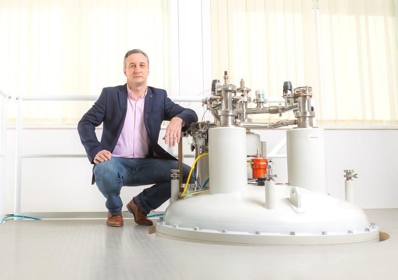 Prof. Dr. Rustem Valiullin mit einem Kernspinresonanz-Spektrometer. 