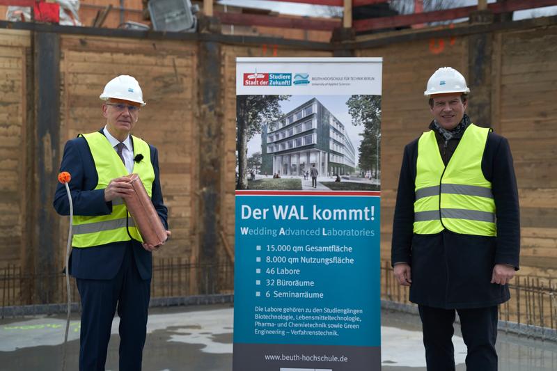 Prof. Dr. Werner Ullmann (links), Präsident der Beuth Hochschule, und der 1. Vizepräsident Prof. Kai Kummert versenkten gemeinsam eine Zeitkapsel auf dem Baufeld.