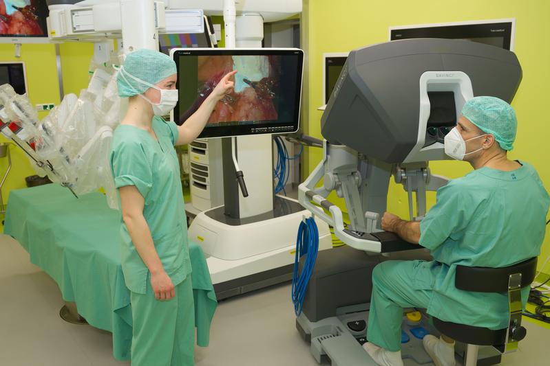 Das Assistenzsystem blendet in die Kamerabilder aus dem Bauchraum des Patienten weitere Informationen ein: etwa die Lage wichtiger Nerven oder die optimale Schnittlinie. 